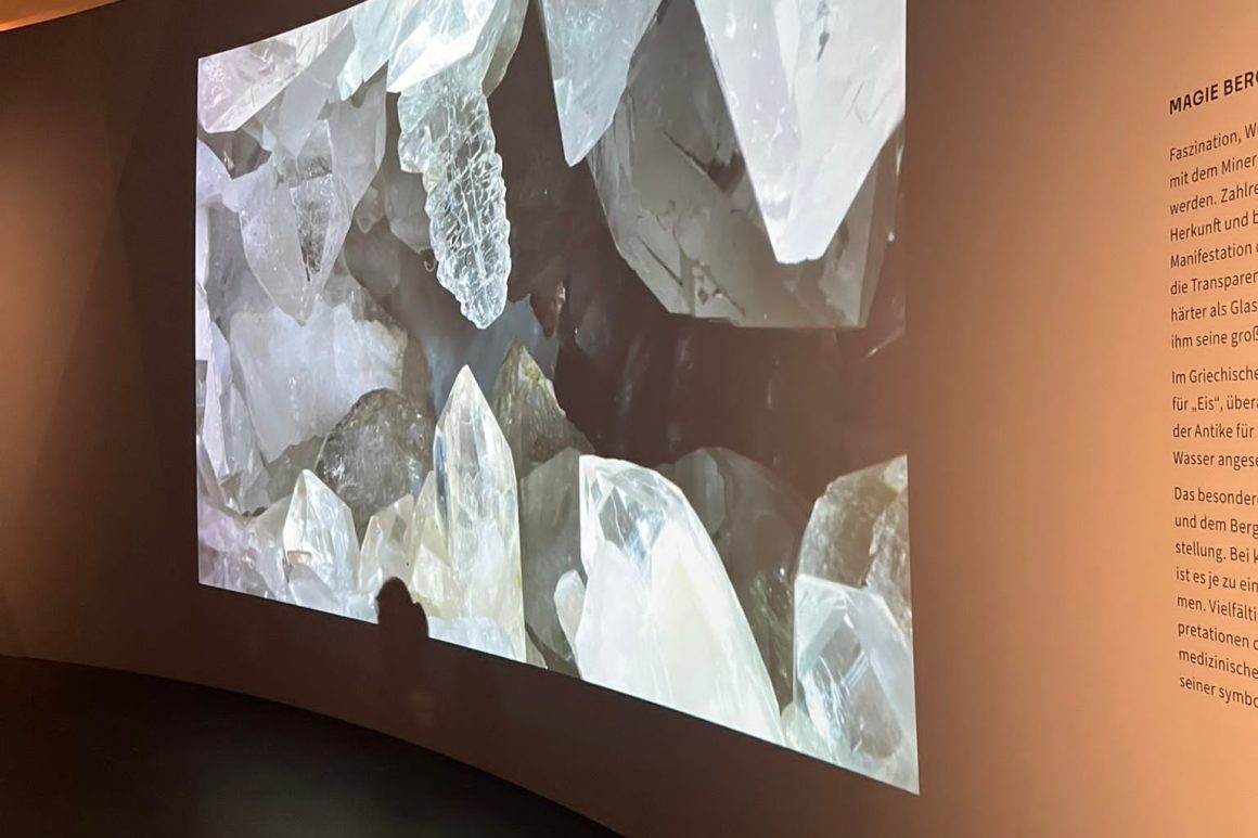 Direktorenführung durch die Ausstellung „Magie Bergkristall“