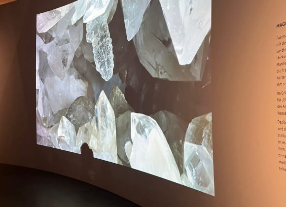 Direktorenführung durch die Ausstellung „Magie Bergkristall“